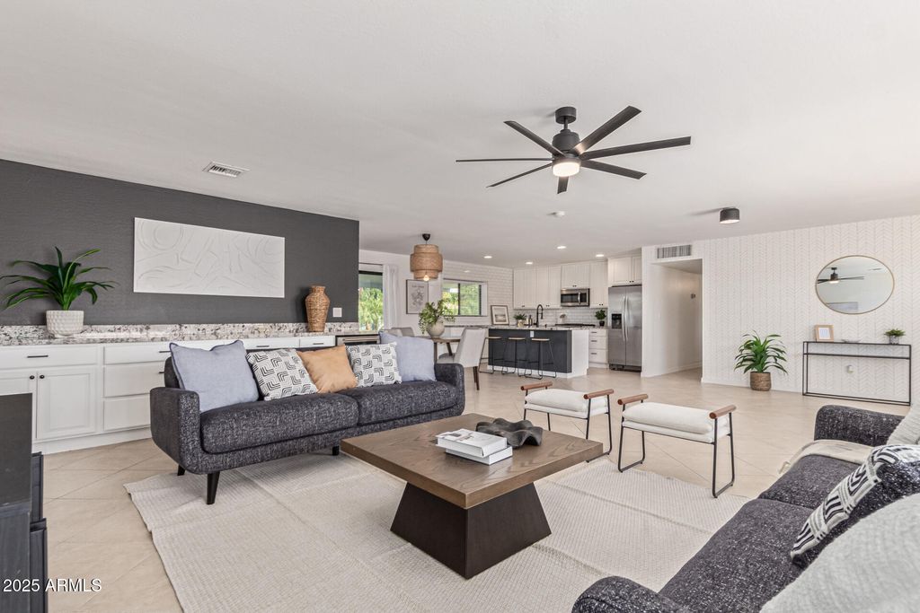 8124 E MITCHELL Drive, Scottsdale, AZ 85251