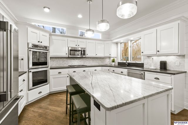 6026 Country Club Oaks Place, Omaha, NE 68152