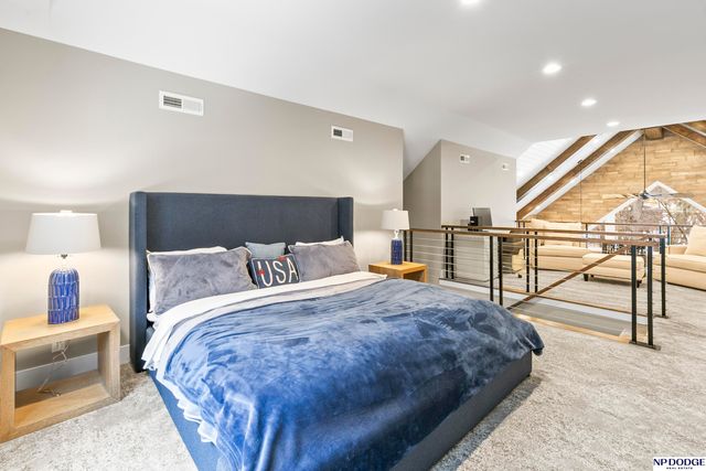 6026 Country Club Oaks Place, Omaha, NE 68152