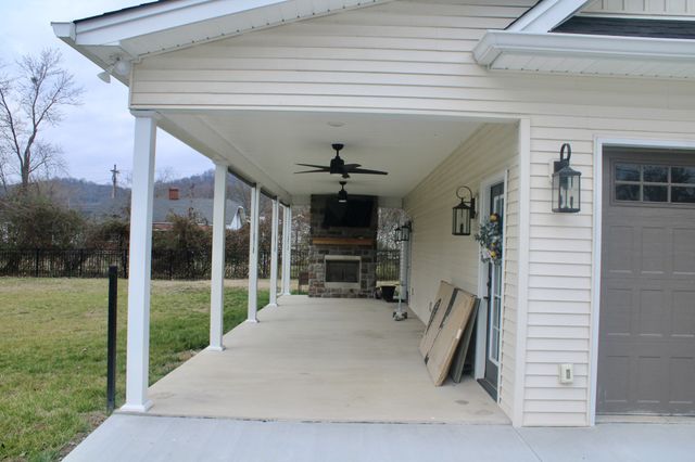 225 Jackson Ave, Carthage, TN 37030