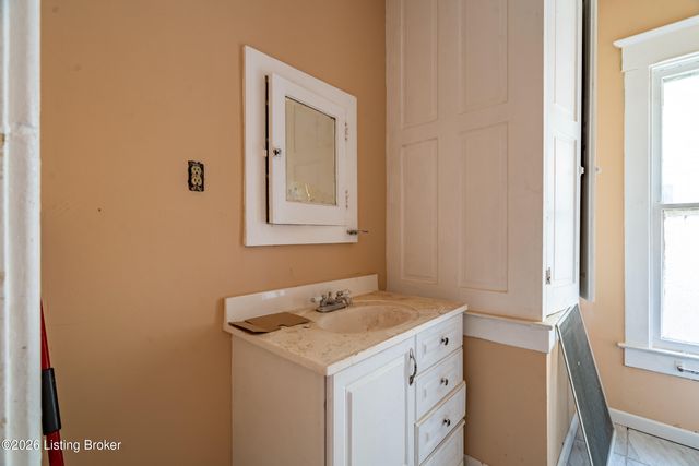 670 S 38th St, Louisville, KY 40211