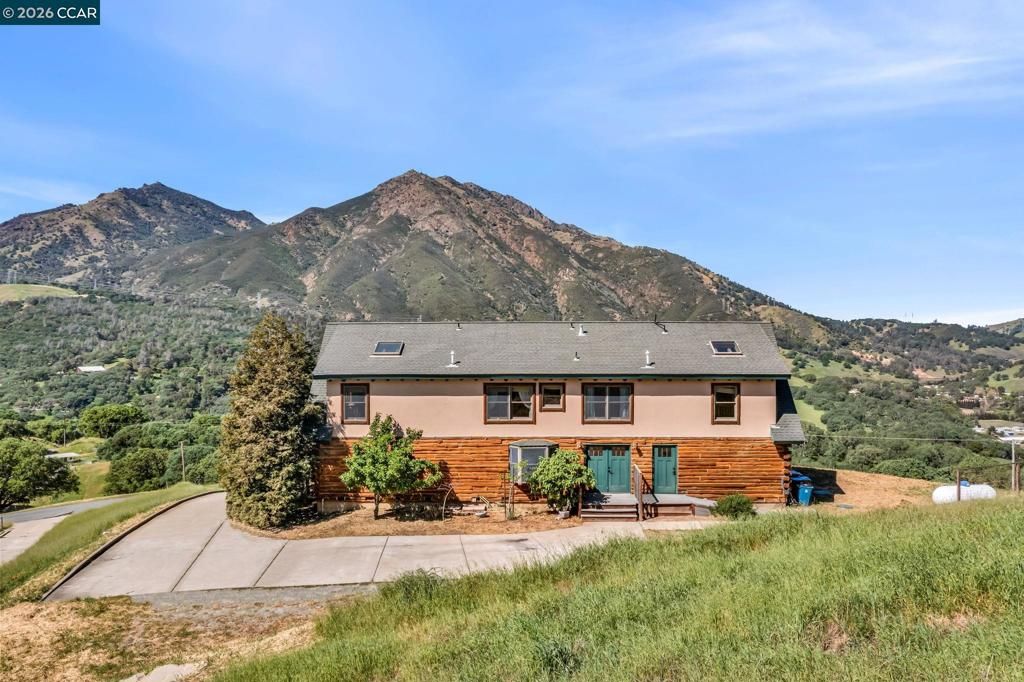 Image 3 of property listing at 530 Leon Way, Clayton, CA 94517