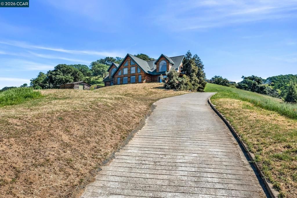 Image 5 of property listing at 530 Leon Way, Clayton, CA 94517