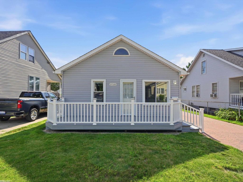 27320 Lawnwood Street, Roseville, MI 48066