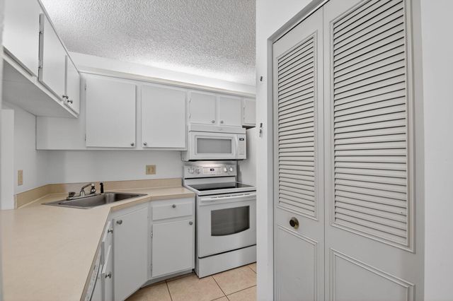 627 Sea Pine Way B2, Greenacres, FL 33415