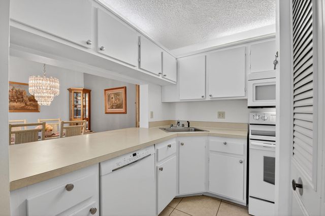 627 Sea Pine Way B2, Greenacres, FL 33415