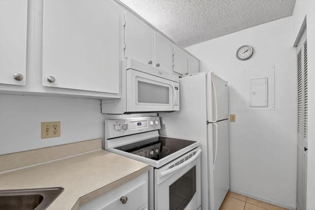 627 Sea Pine Way B2, Greenacres, FL 33415