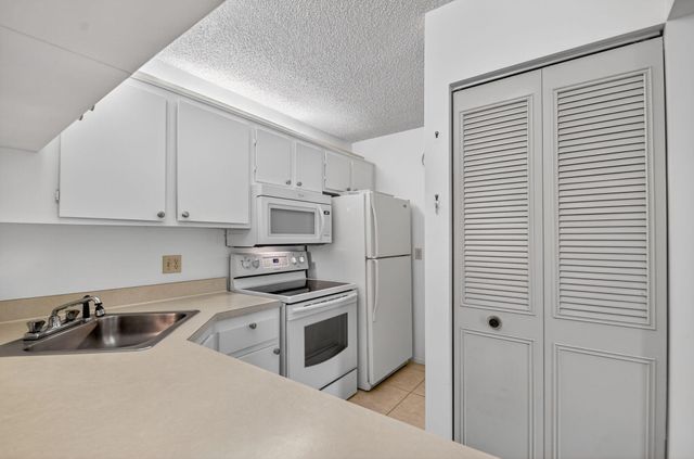 627 Sea Pine Way B2, Greenacres, FL 33415