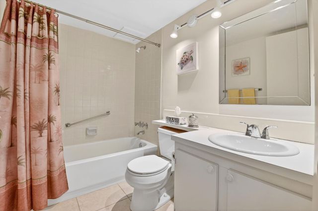 627 Sea Pine Way B2, Greenacres, FL 33415