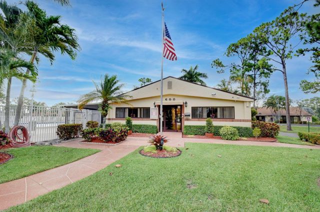 627 Sea Pine Way B2, Greenacres, FL 33415