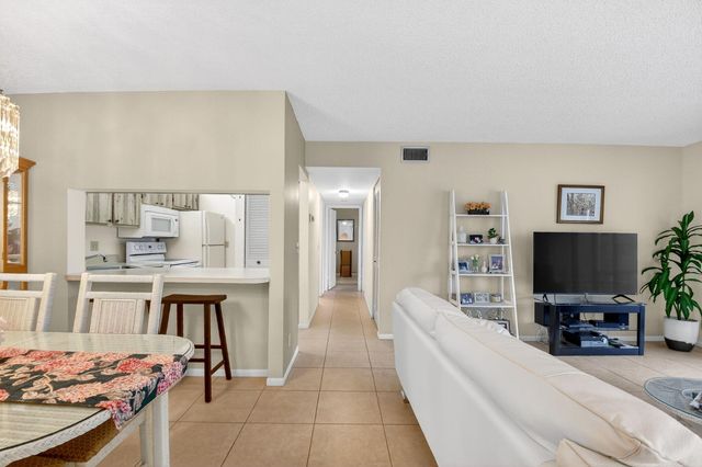 627 Sea Pine Way B2, Greenacres, FL 33415