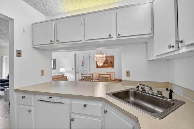 627 Sea Pine Way B2, Greenacres, FL 33415