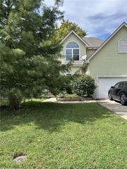 978 E Pineview Street, Olathe, KS 66061