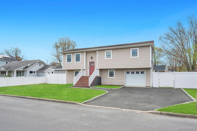 794 Sayville Avenue, Bohemia, NY 11716