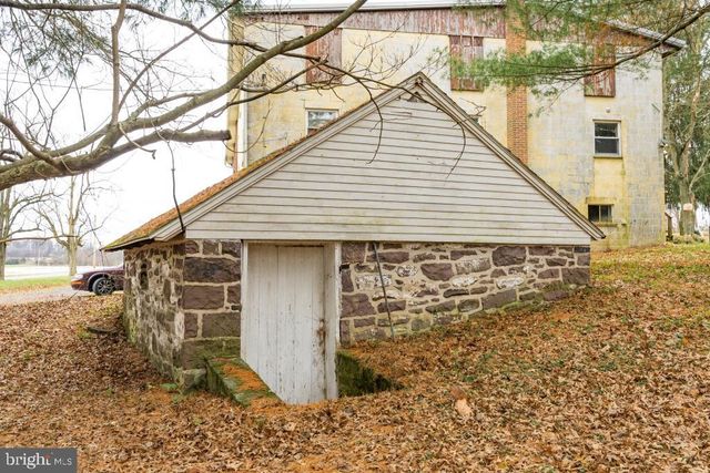 587 CHESTNUT HILL RD, Denver, PA 17517