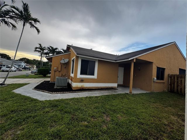 951 SW 109th Ave, Pembroke Pines, FL 33025