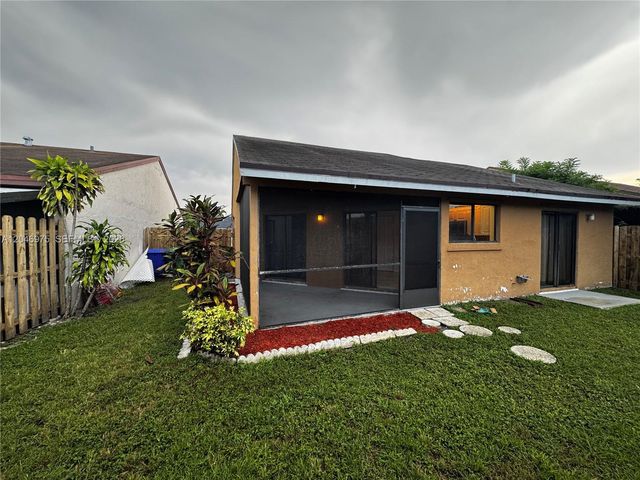 951 SW 109th Ave, Pembroke Pines, FL 33025