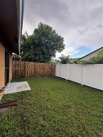 951 SW 109th Ave, Pembroke Pines, FL 33025