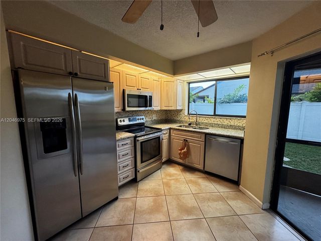 951 SW 109th Ave, Pembroke Pines, FL 33025
