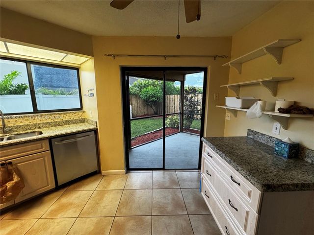 951 SW 109th Ave, Pembroke Pines, FL 33025