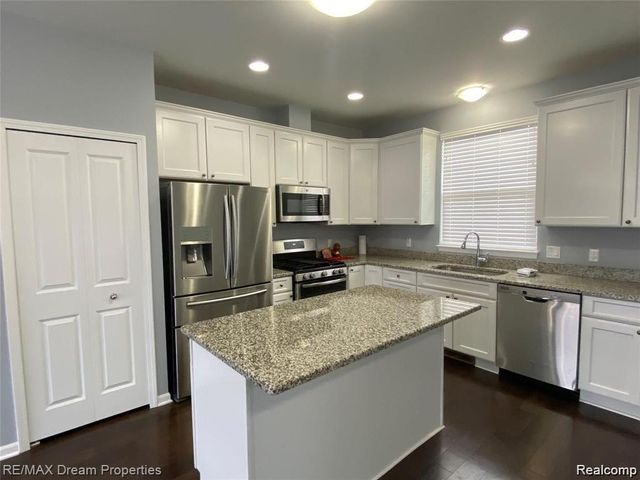 3220 Johanna Ware, Wixom, MI 48393