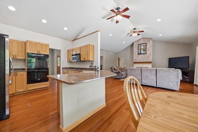 401 Highland Road, Cambridge, WI 53523