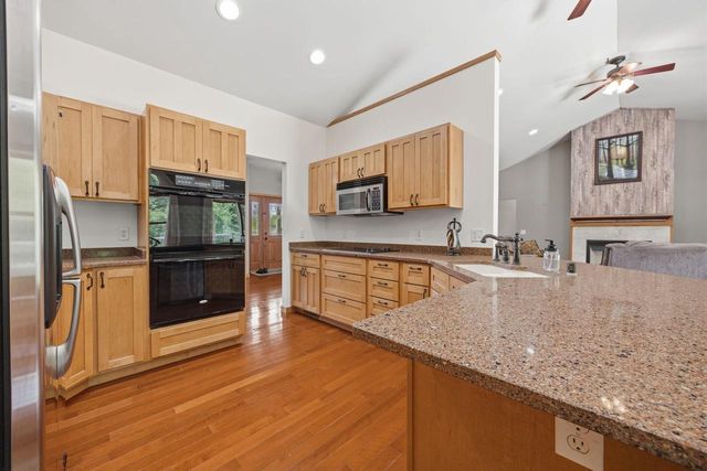 401 Highland Road, Cambridge, WI 53523
