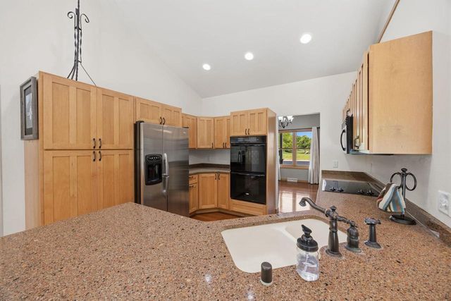 401 Highland Road, Cambridge, WI 53523