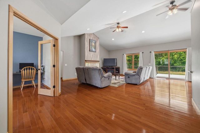 401 Highland Road, Cambridge, WI 53523