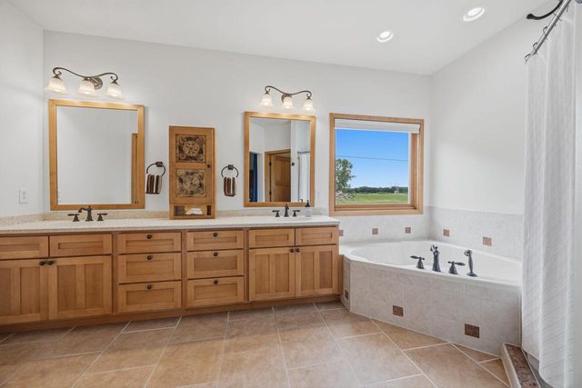 401 Highland Road, Cambridge, WI 53523