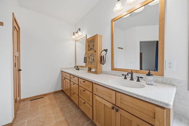 401 Highland Road, Cambridge, WI 53523