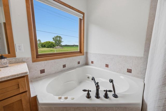 401 Highland Road, Cambridge, WI 53523