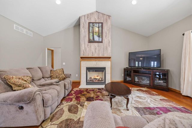 401 Highland Road, Cambridge, WI 53523