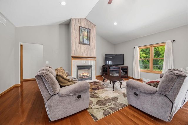 401 Highland Road, Cambridge, WI 53523