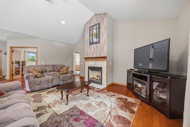 401 Highland Road, Cambridge, WI 53523
