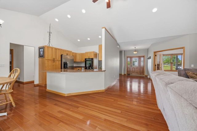 401 Highland Road, Cambridge, WI 53523