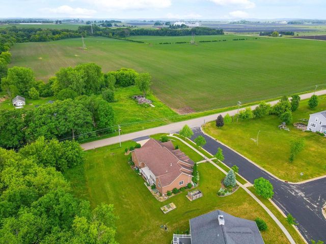 401 Highland Road, Cambridge, WI 53523