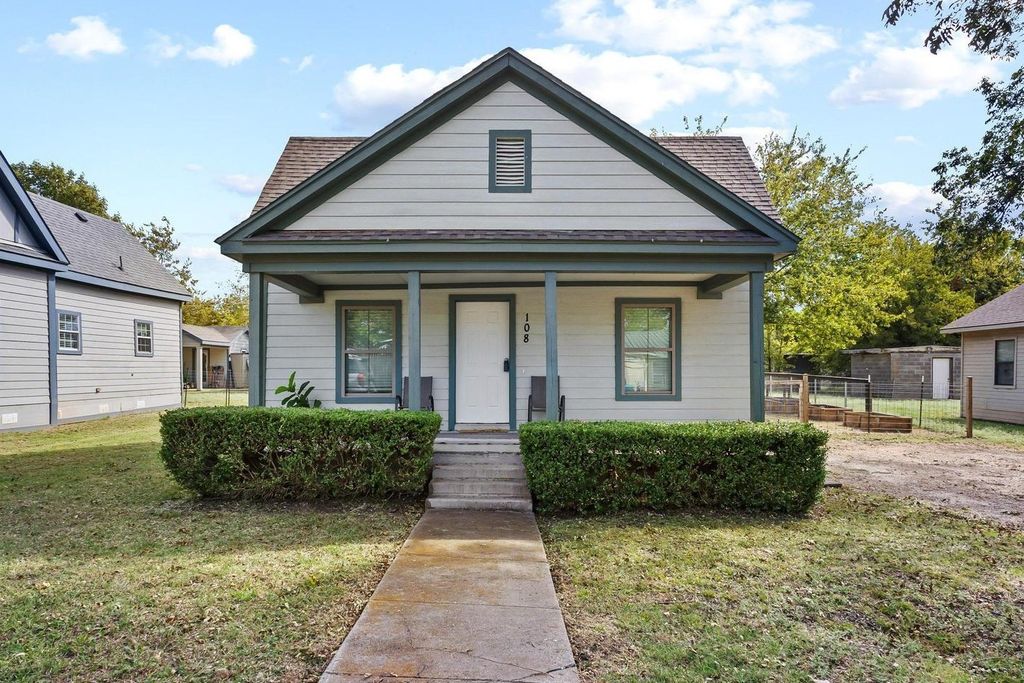 108 Holcombville Road, Tom Bean, TX 75489