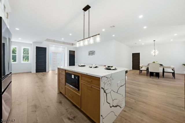 3 Tyne Ct, South Brunswick Twp., NJ 08824