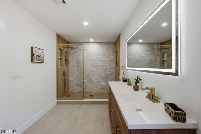 3 Tyne Ct, South Brunswick Twp., NJ 08824