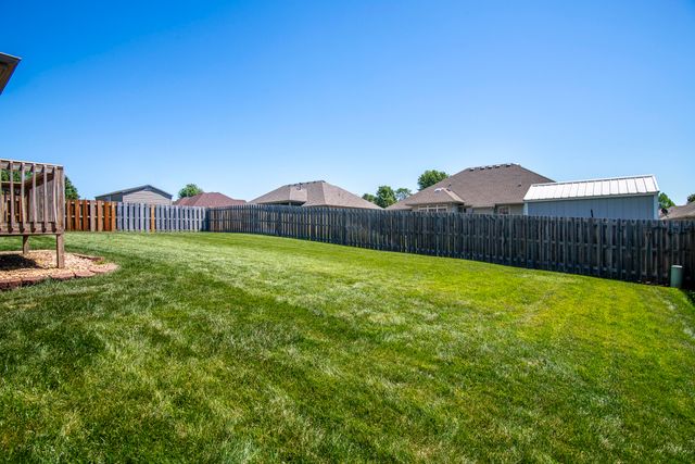 3746 N Croswell Avenue, Springfield, MO 65803