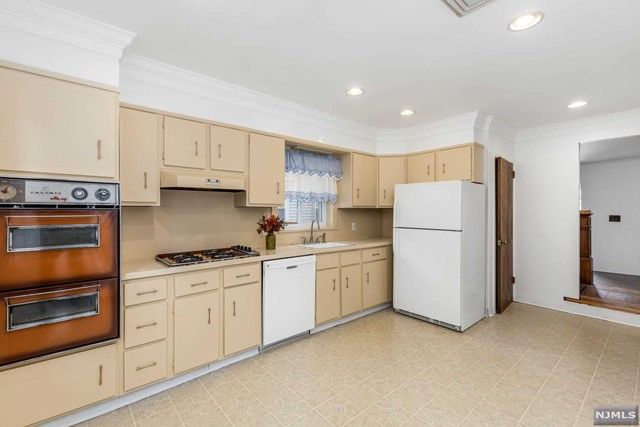 692 Chestnut Avenue, Teaneck, NJ 07666