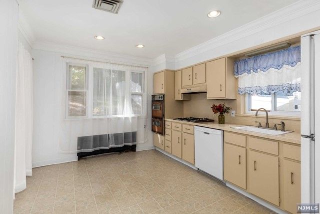 692 Chestnut Avenue, Teaneck, NJ 07666