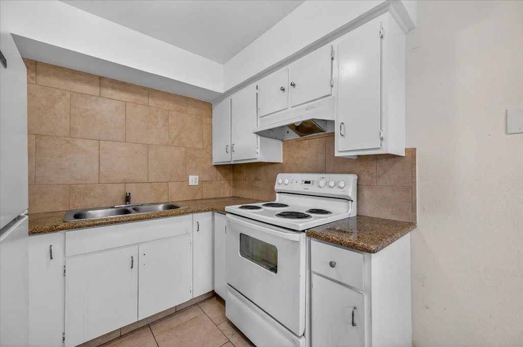 Image 18 of property listing at 1348 E San Bruno Avenue, Fresno, CA 93710