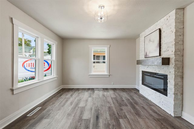 222 W 9th Street S, Newton, IA 50208