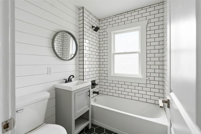 222 W 9th Street S, Newton, IA 50208