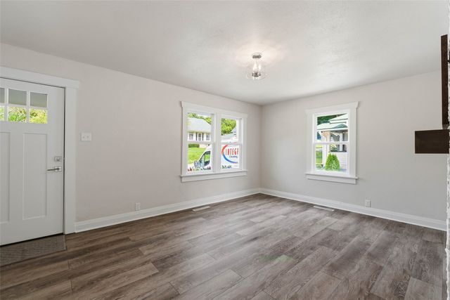 222 W 9th Street S, Newton, IA 50208