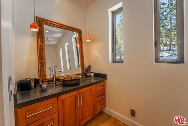 37 Bridges Lane, Mammoth Lakes, CA 93546