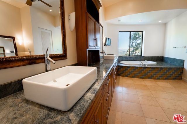 37 Bridges Lane, Mammoth Lakes, CA 93546