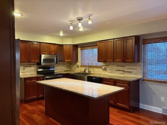 898 Portsmouth Drive, Troy, MI 48084